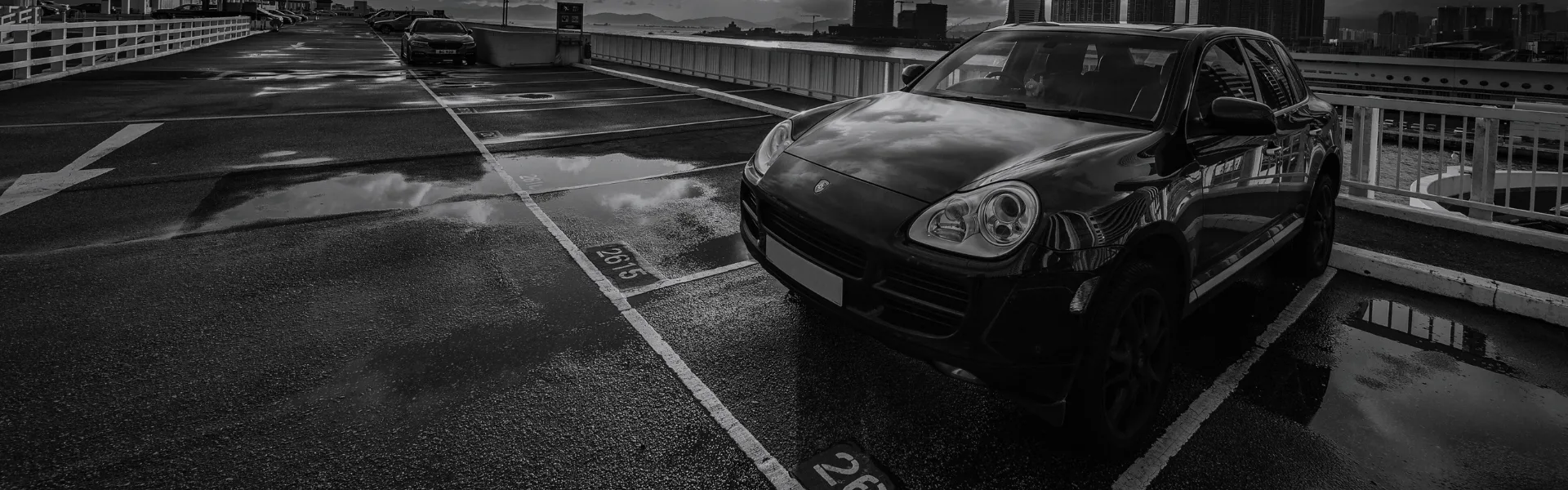 vrouwvriendelijke erotisch verhaal over een lesbisch stel in een auto op een parkeerplaats, te lezen op Queerina.nl