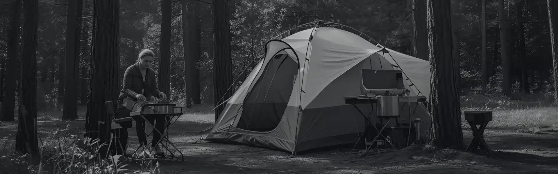 kijken tijdens het koken - een afbeelding van een vrouw die kookt op een buitenkeuken op de camping in het bos voor haar tent - blogbanner voor een erotisch lesbisch liefdesverhaal voor lesbische en biseksuele vrouwen, gepubliceerd op Queerina.nl