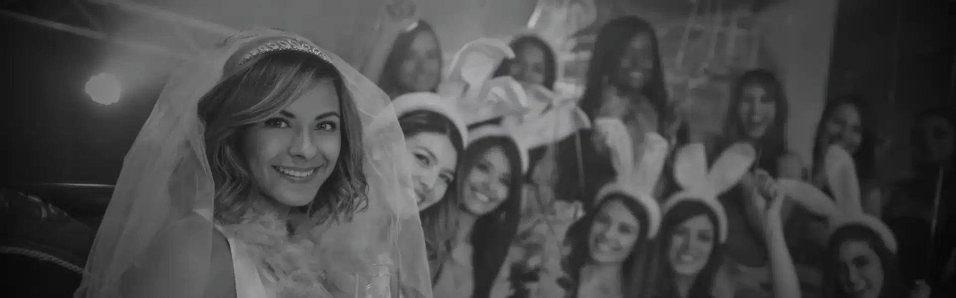 blogbanner van een groep vrouwen tijdens een vrijgezellenfeest, als blogbanner voor een erotisch verhaal voor lesbische en biseksuele vrouwen op queerina.nl